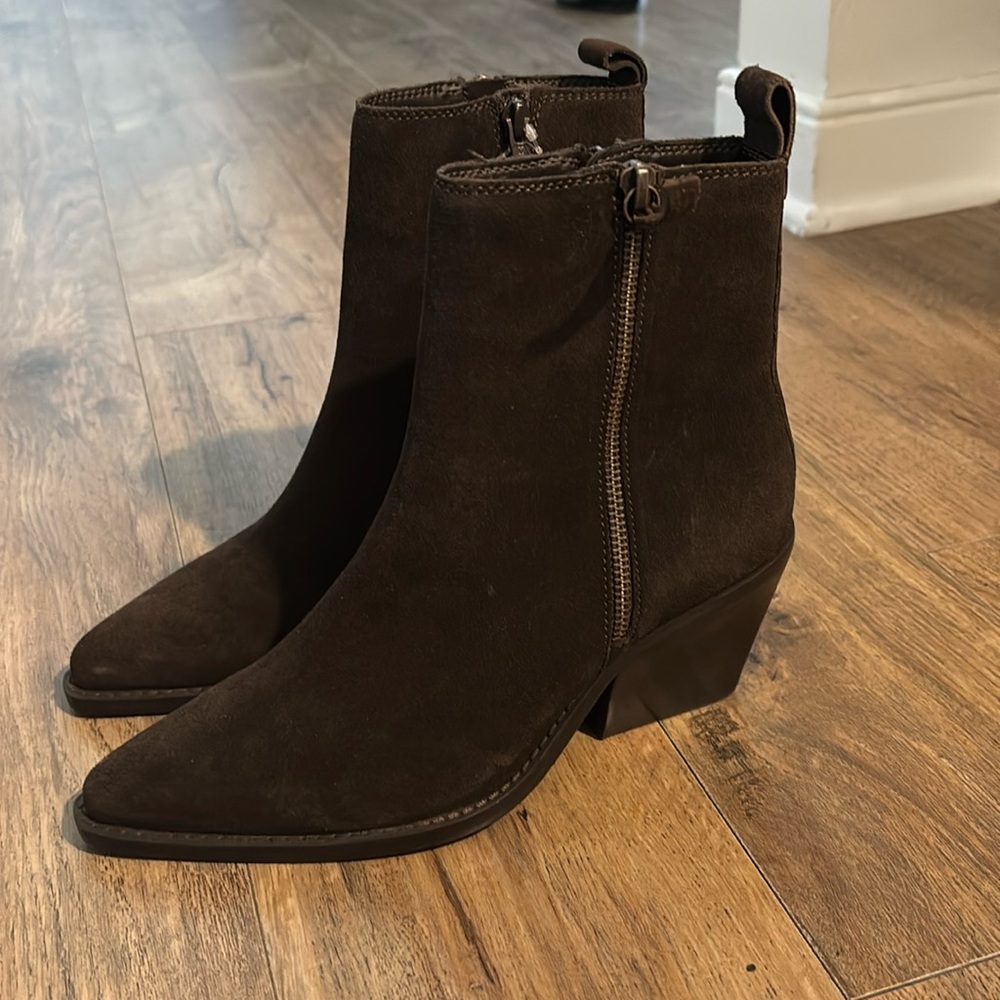 House of Harlow 1960 
Brown boots